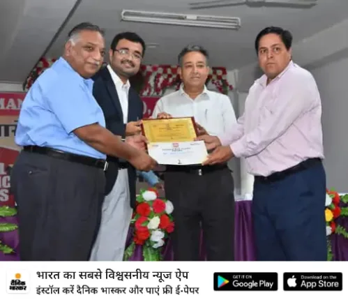 School Excellence Awards was given away to the Best Teachers of the schools and their Principals, by the University of Engineering & Management (UEM), JAIPUR in association with Dainik Bhaskar.