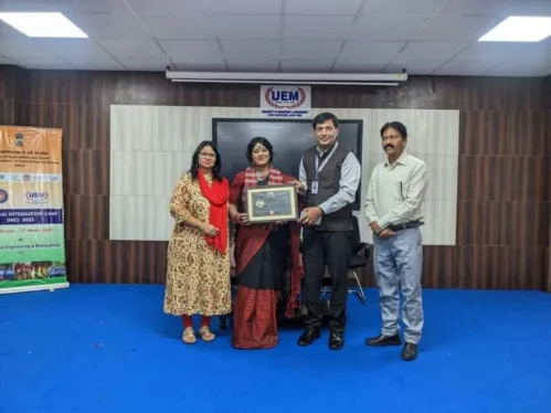 Marking the weeklong series of events on the eve of International Women’s Day, Ms Mili Das, a renowned poet of West Bengal was the ‘Guest of Honour’ in University of Engineering and Management, Jaipur today. Her mesmerising poems thrilled the audience. Her poems were saga of love and death driven with vivid imageries and radiant memories. Many of her poems were devoted to beautiful intricacies of nature.