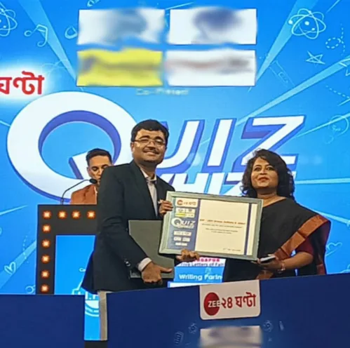Prof. Dr. Biswajoy Chatterjee, Vice-Chancellor, University of Engineering & Management (UEM), JAIPUR, being felicitated by Ms. Moupia Nandy, Deputy Editor, Zee 24 Ghanta in their Quiz Whizz program on 28th June, 2023.
