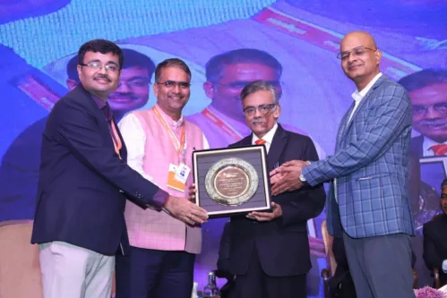 “Leading University” Award bestowed upon University of Engineering and Management (UEM) by Collegedunia at CDConnect Program on 24th November, 2023.