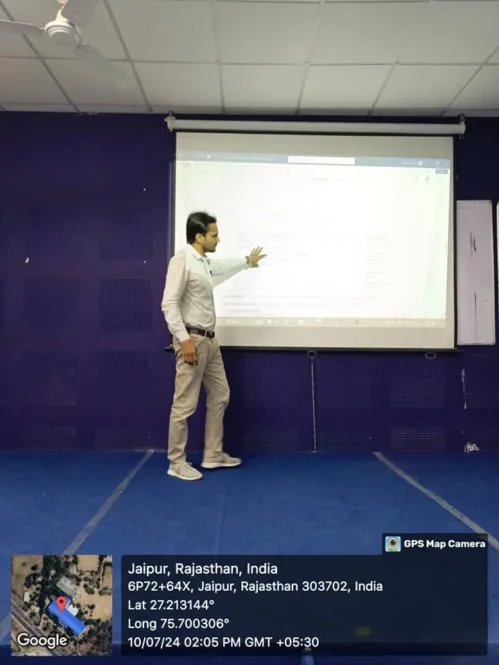 Faculty members presented and discussed various in depth issues like – type and criticality of the case studies, level and depth of mathematics and statistics needed, dealing with finance for non-finance students.