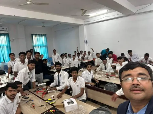 We were happy to see that our students of 1st year have engaged in this Drone making workshop.